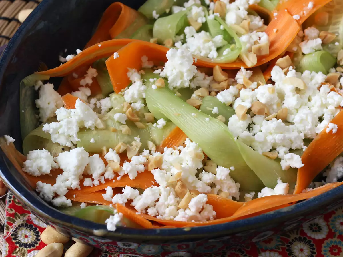 Farverig grøntsagstagliatellesalat med jordnøddesauce - foto 4
