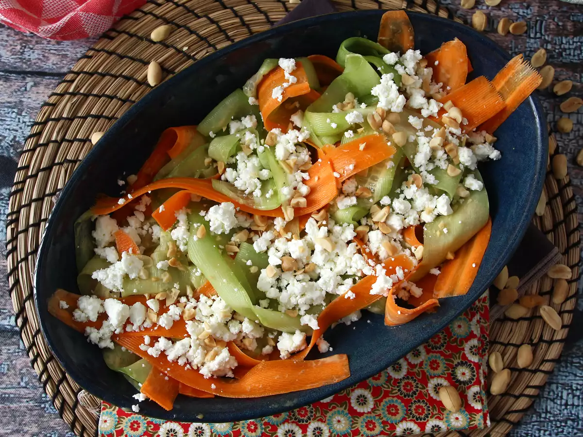 Farverig grøntsagstagliatellesalat med jordnøddesauce - foto 5