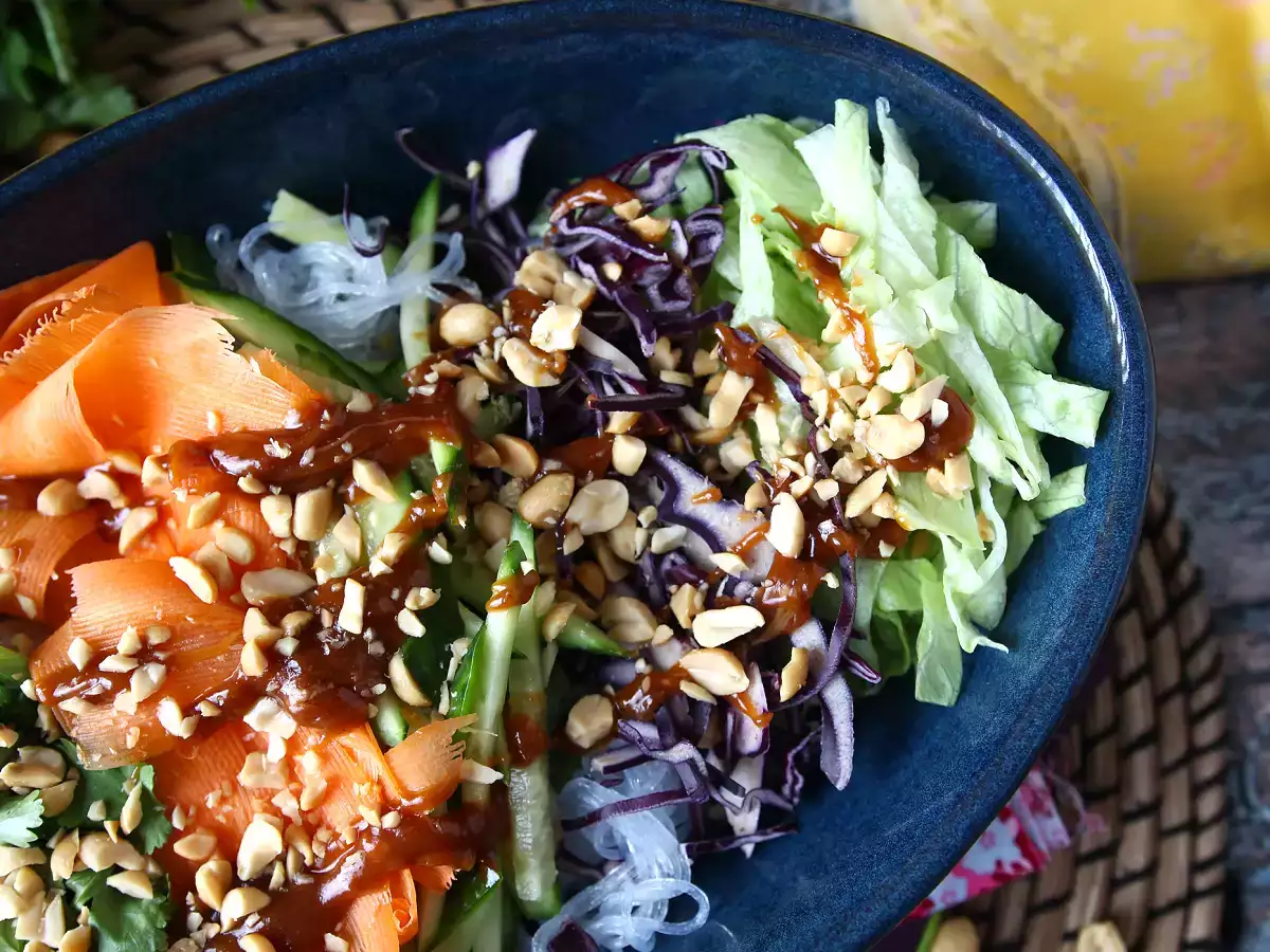 Farverig salat med ris vermicelli og rejer og en krydret peanutsauce - foto 2