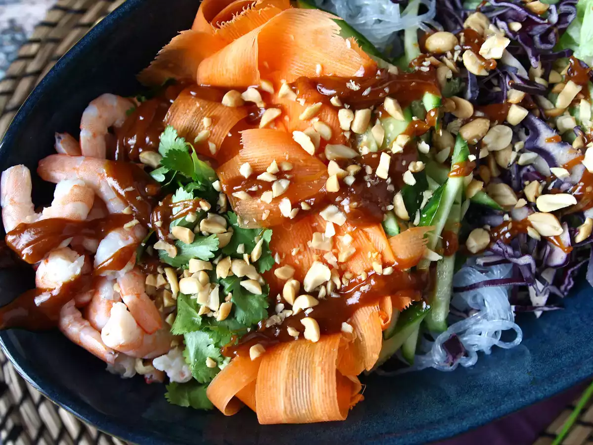 Farverig salat med ris vermicelli og rejer og en krydret peanutsauce - foto 4