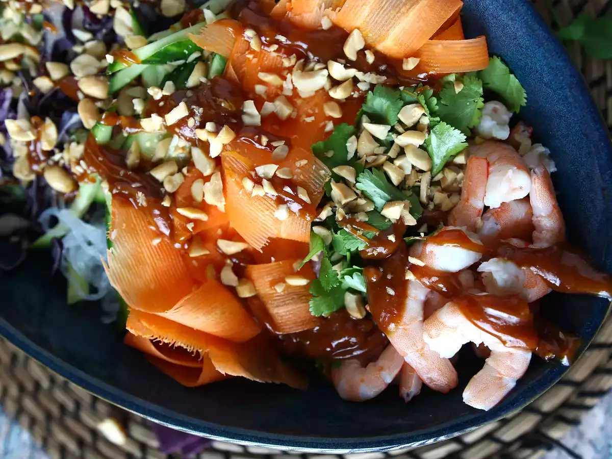 Farverig salat med ris vermicelli og rejer og en krydret peanutsauce - foto 5