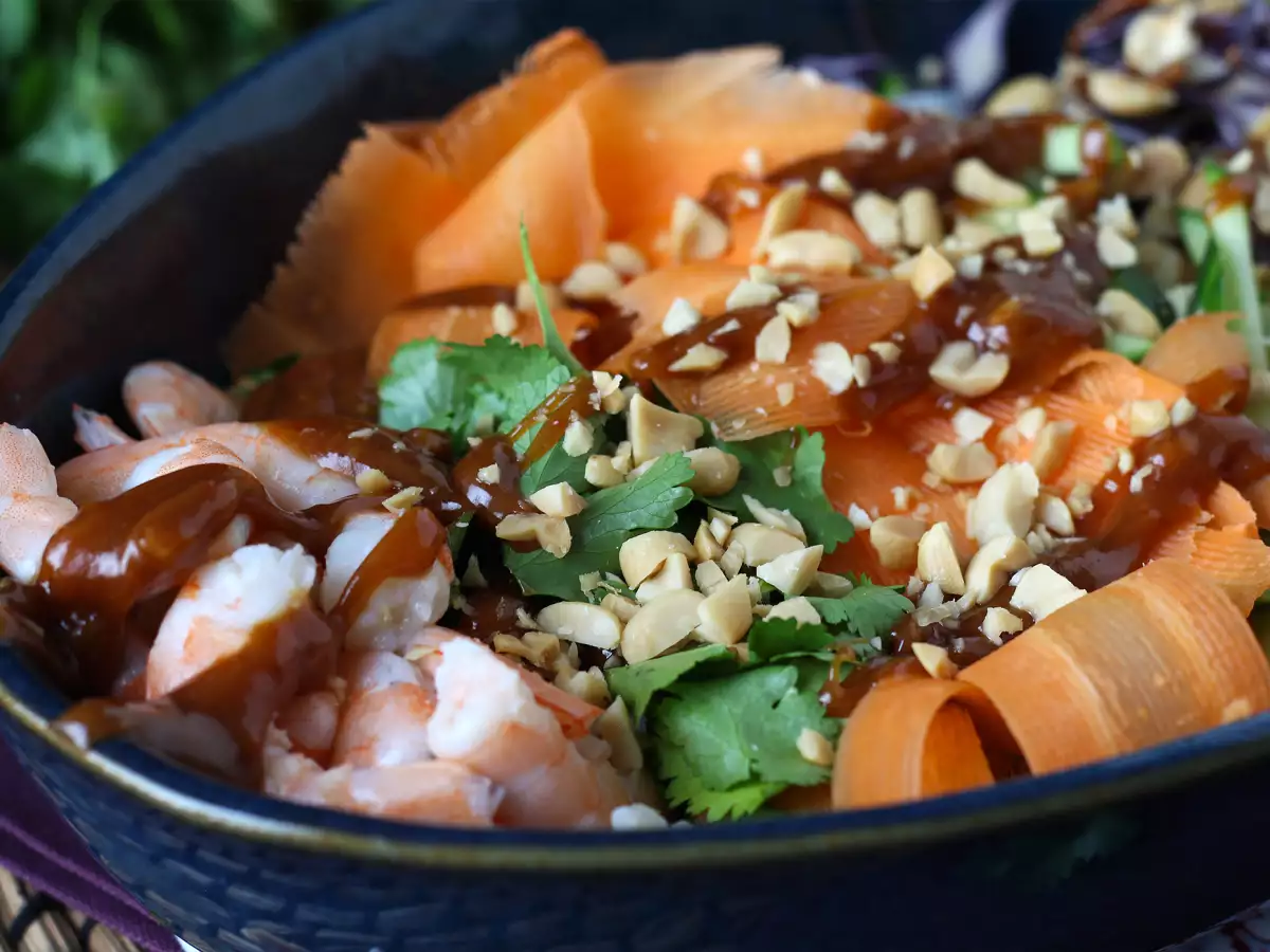 Farverig salat med ris vermicelli og rejer og en krydret peanutsauce - foto 7