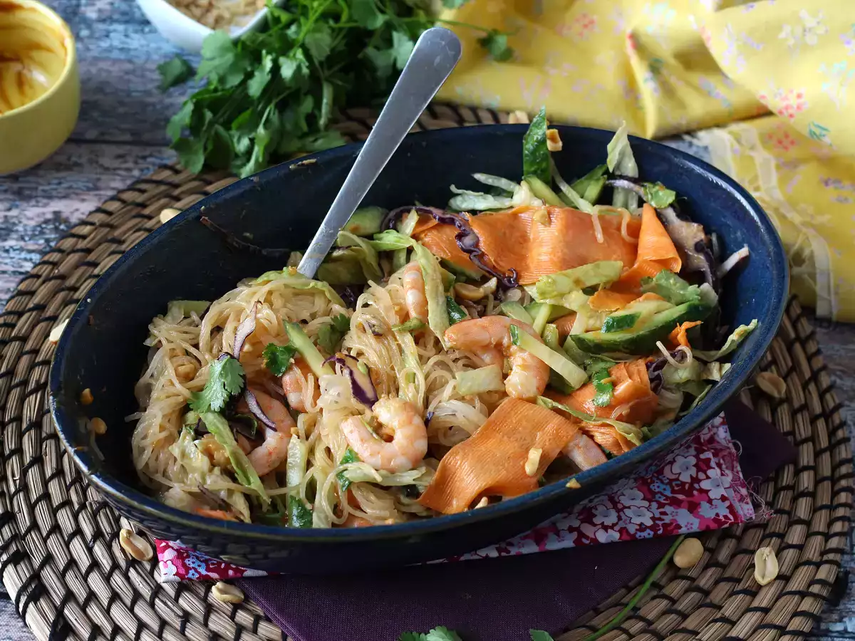 Farverig salat med ris vermicelli og rejer og en krydret peanutsauce - foto 8