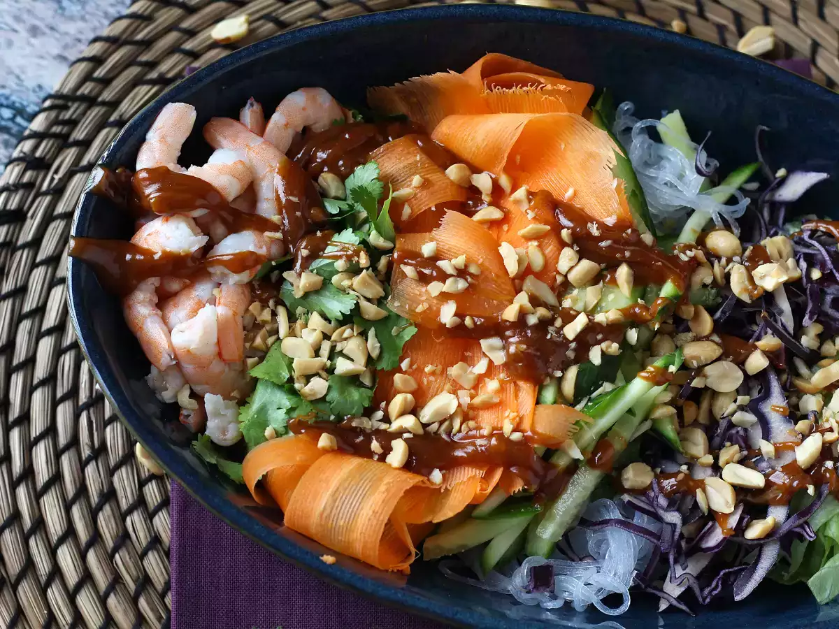 Farverig salat med ris vermicelli og rejer og en krydret peanutsauce - foto 10