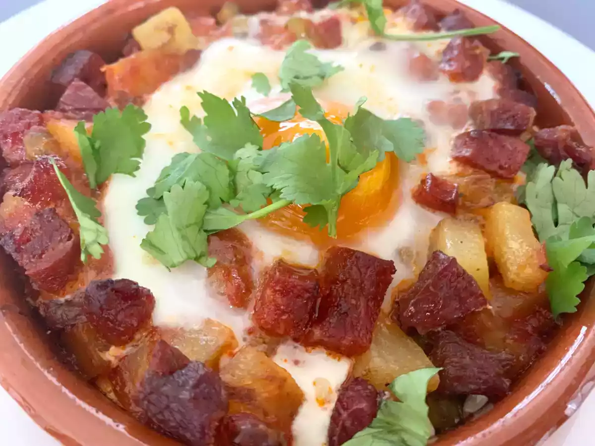 Flamenco-æg med kartofler og chorizopølse
