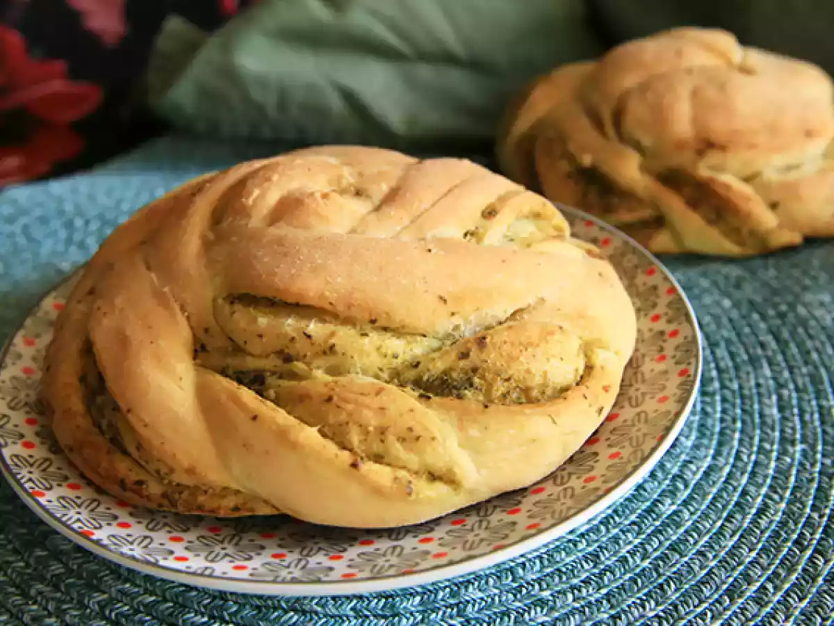 Flettede brødruller med grøn pesto