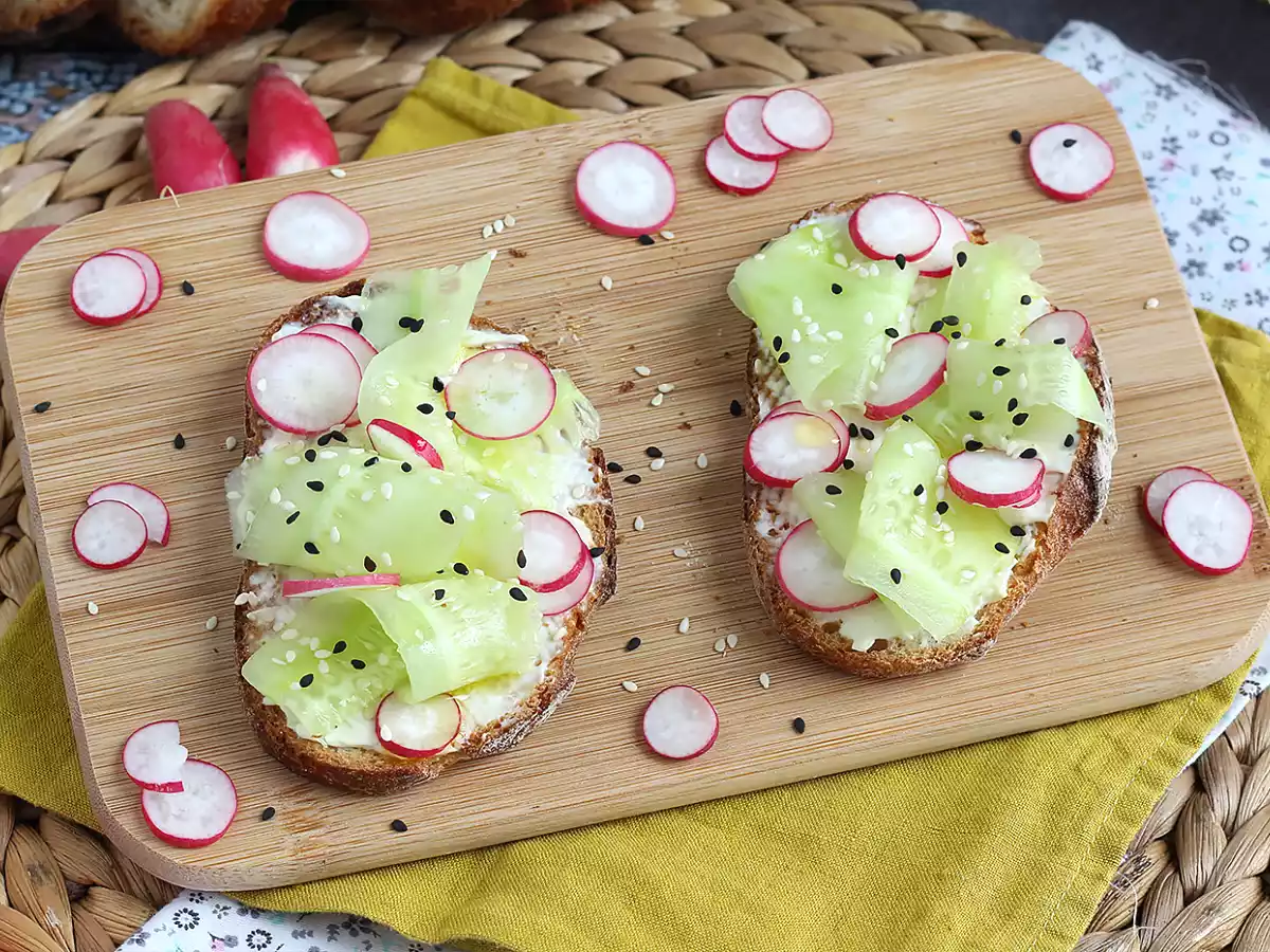 Flødeostsandwiches med agurk og radiser