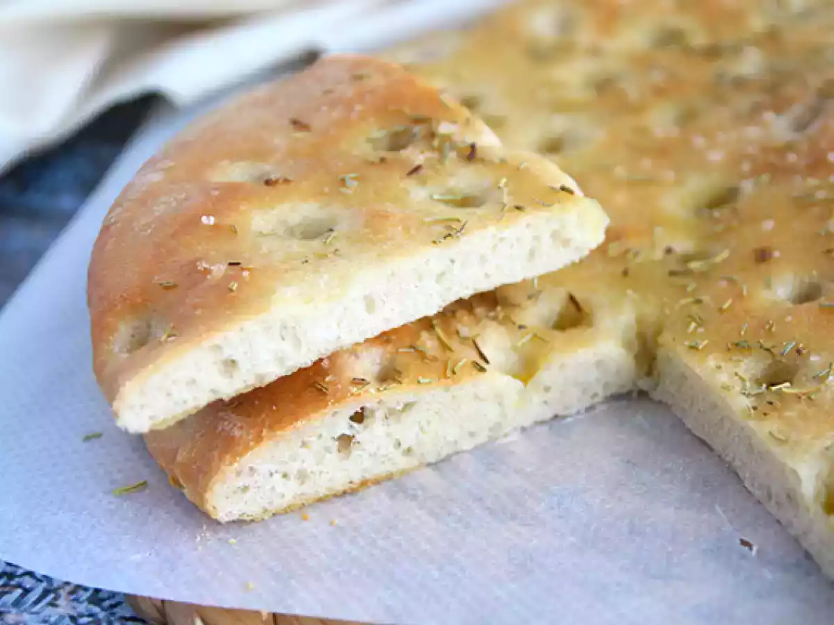 Focaccia, italiensk brød med rosmarin - foto 4