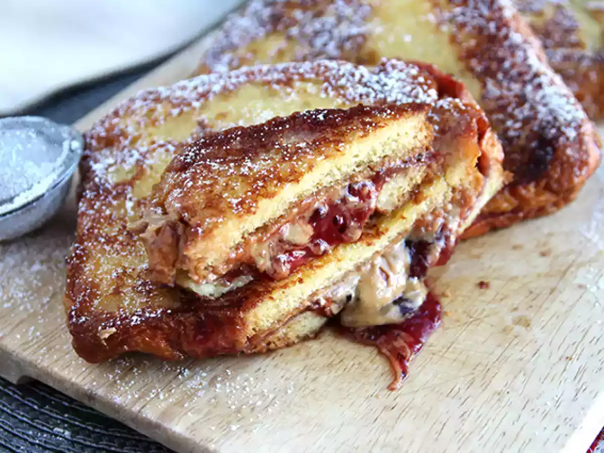 Fransk toast med jordnøddesmør og syltetøj
