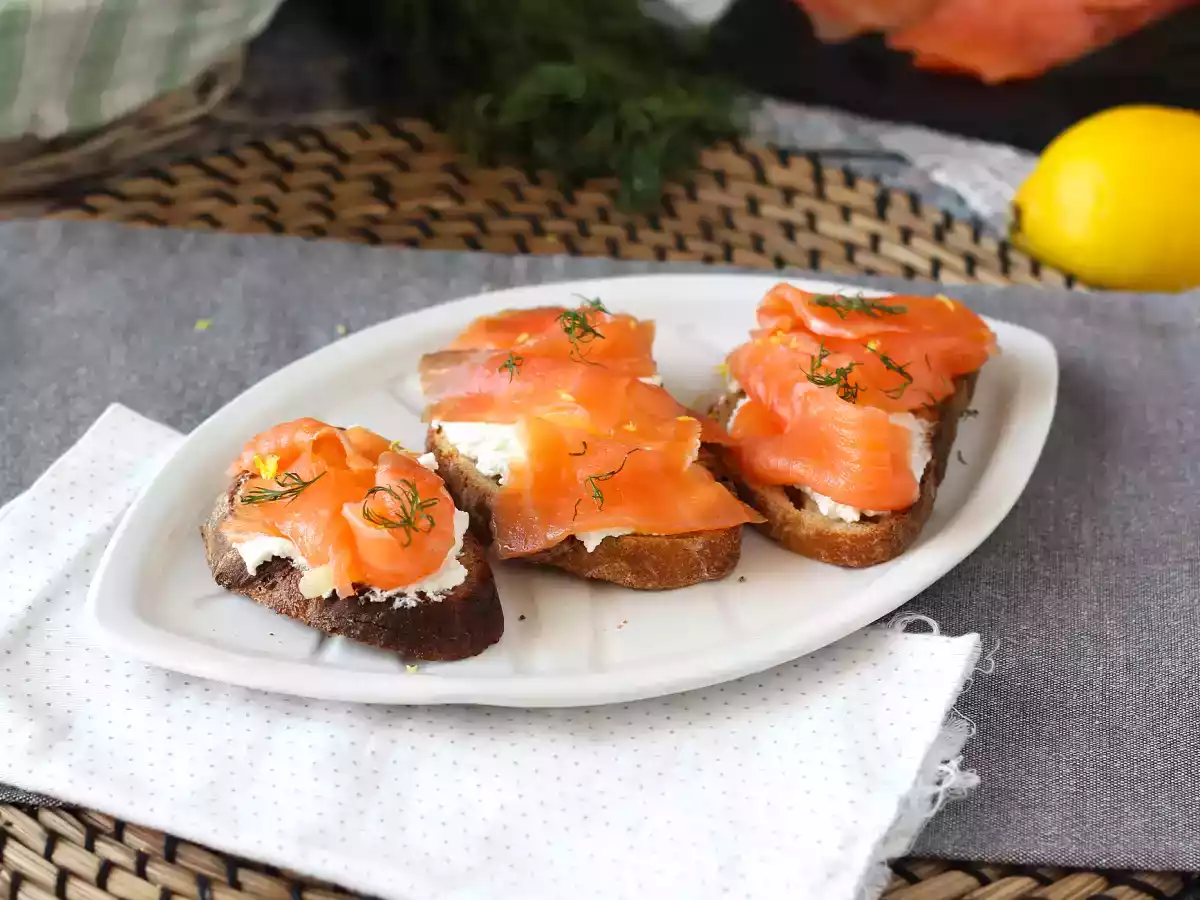 Frisk gedeost og røget laks på ristet brød