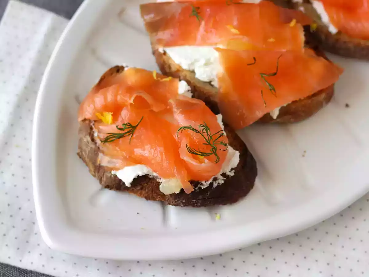 Frisk gedeost og røget laks på ristet brød - foto 3