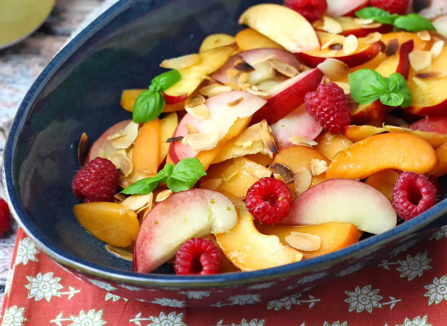 Frugtsalat: fersken, abrikos, hindbær og meget mere!