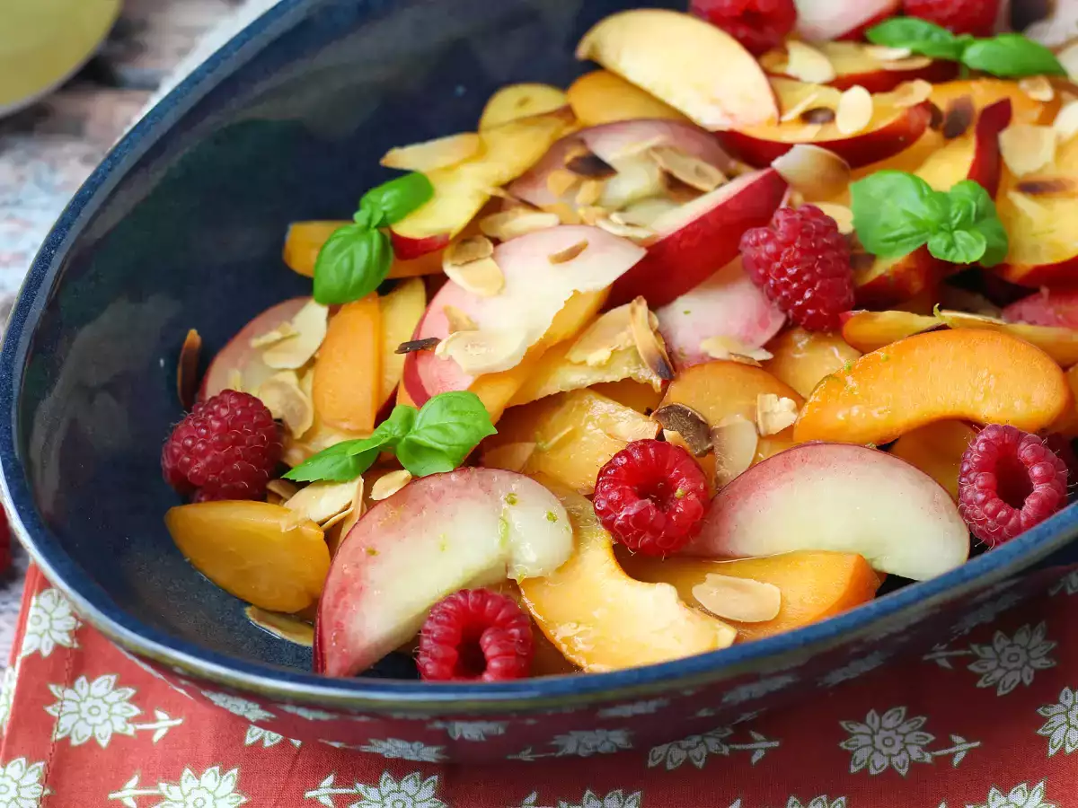 Frugtsalat med fersken, nektarin og hindbær – superlækker!