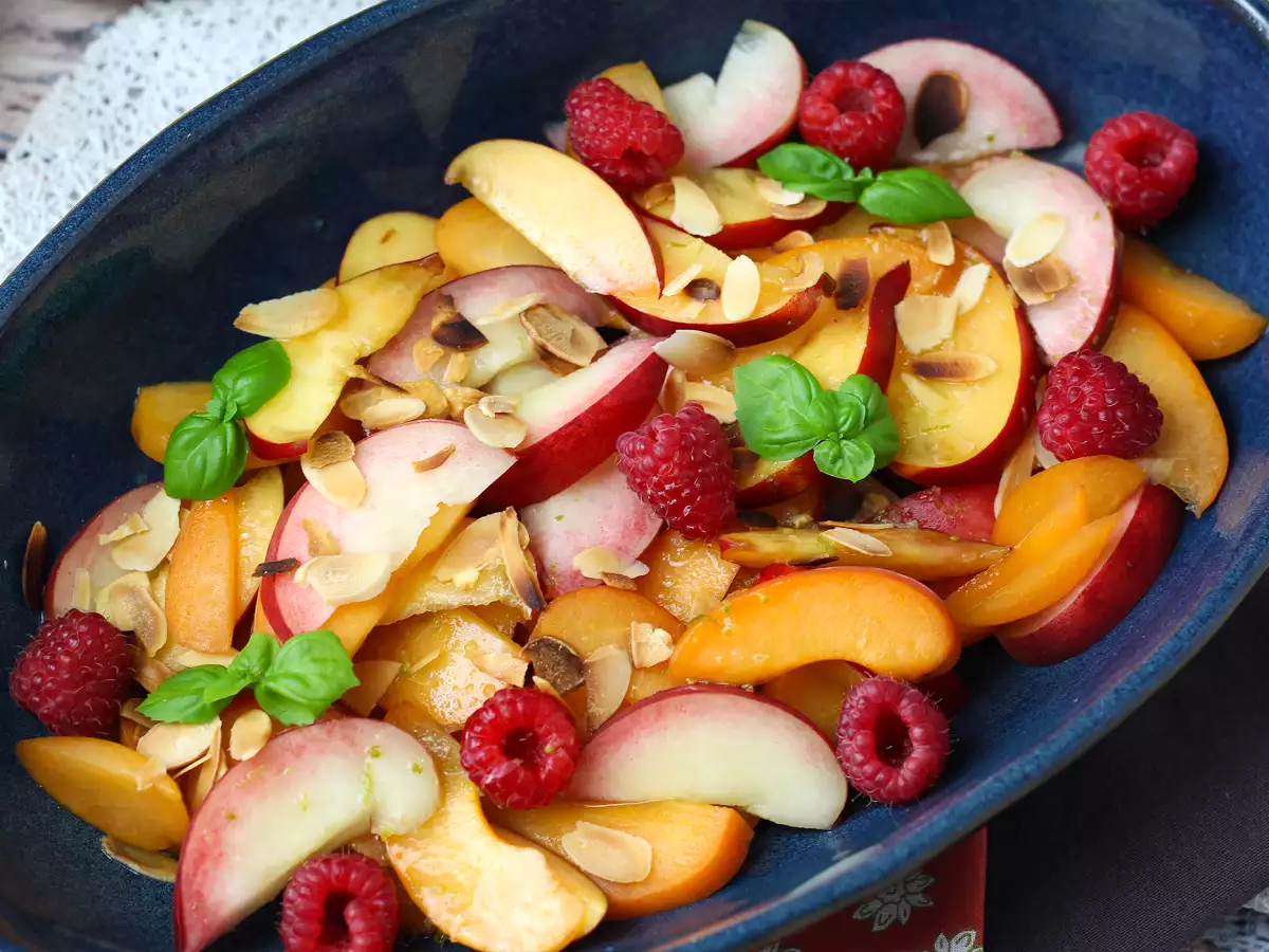 Frugtsalat med fersken, nektarin og hindbær – superlækker! - foto 2
