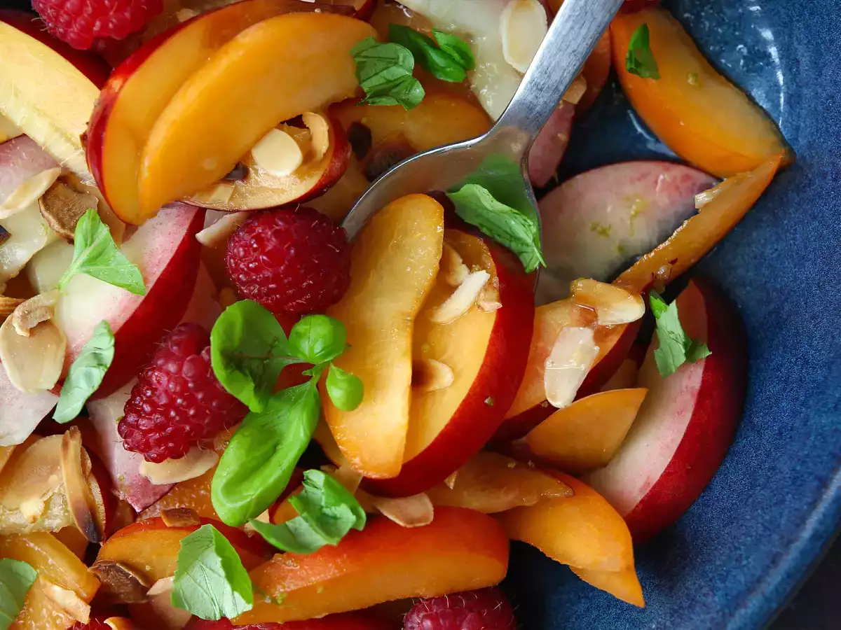 Frugtsalat med fersken, nektarin og hindbær – superlækker! - foto 3