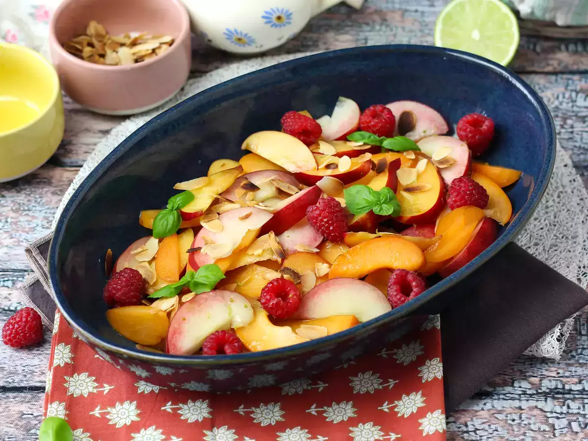 Frugtsalat med fersken, nektarin og hindbær – superlækker! - foto 4