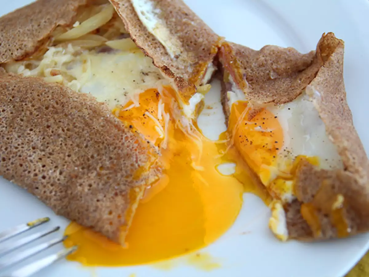 Fuldkornsboghvedegalette med skinke, ost og æg - foto 2