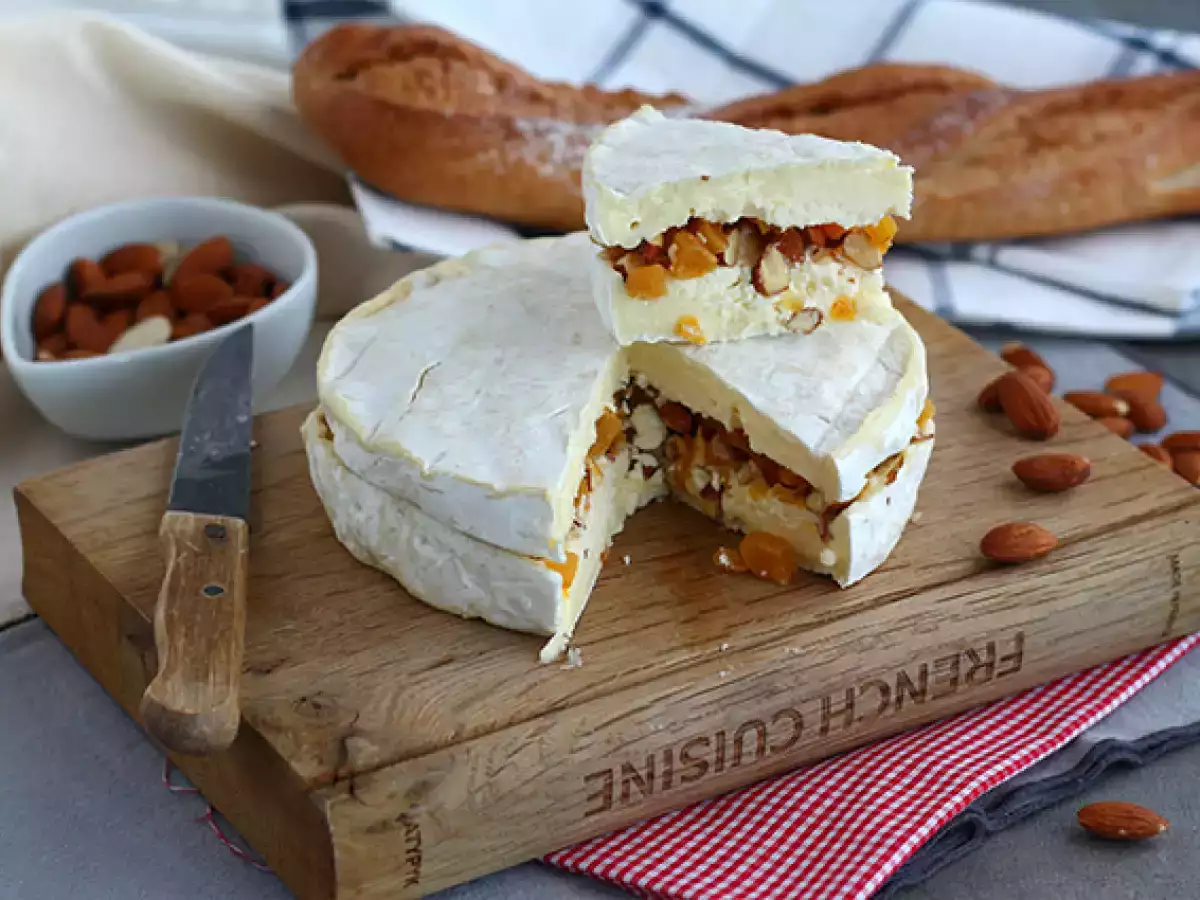 Fyldt brie med tørrede abrikoser og mandler