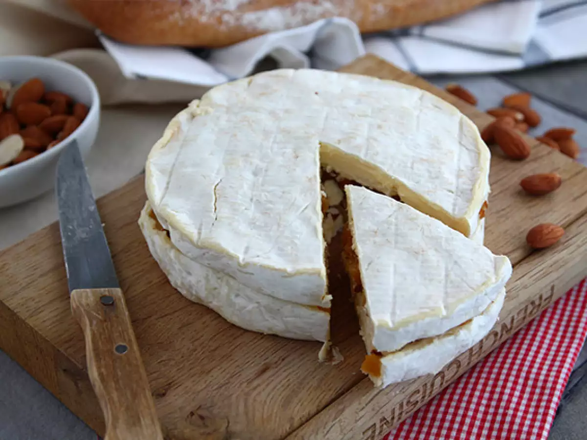 Fyldt brie med tørrede abrikoser og mandler - foto 3