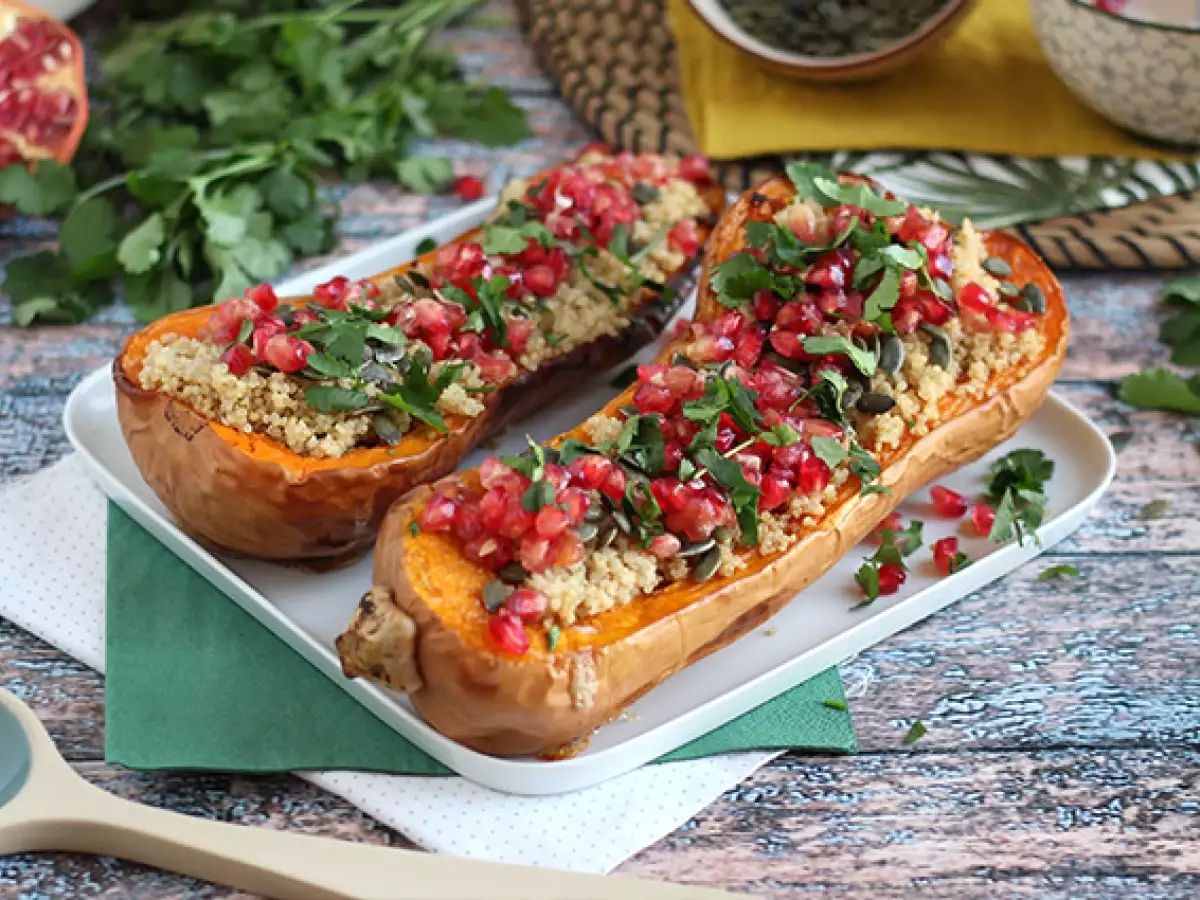 Fyldt butternutsquash med quinoa og granatæble