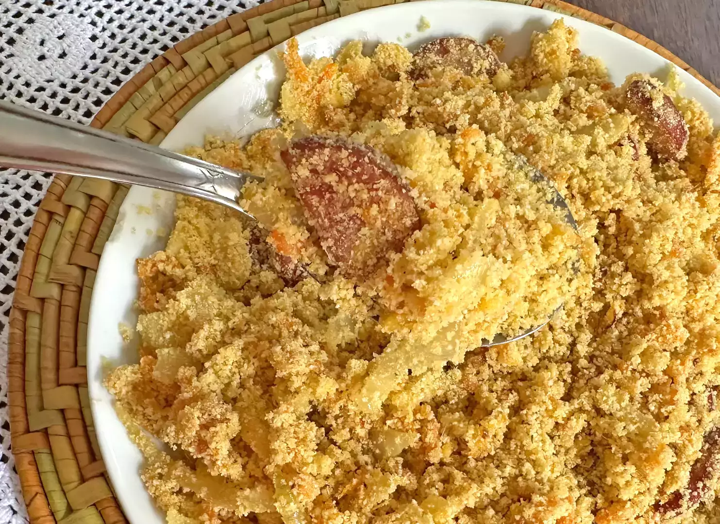 Golden pepperoni farofa med æg og gulerod