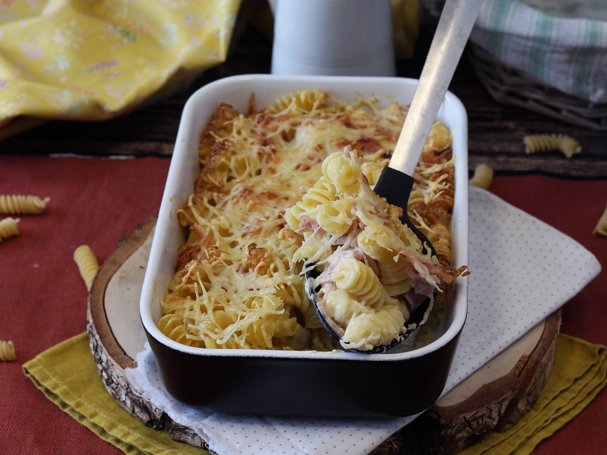 Gratin af skinke- og ostepasta i airfryeren