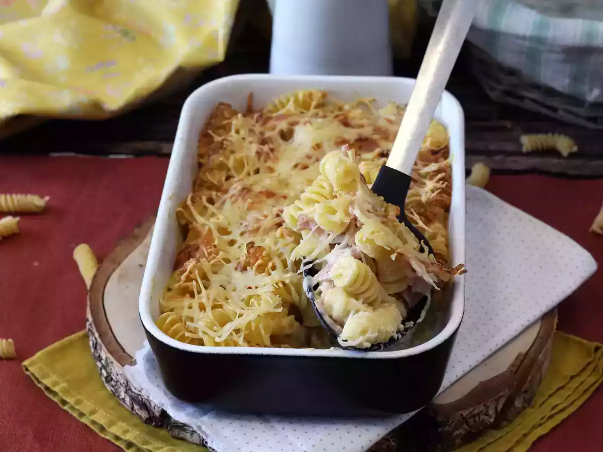 Gratin af skinke- og ostepasta i airfryeren