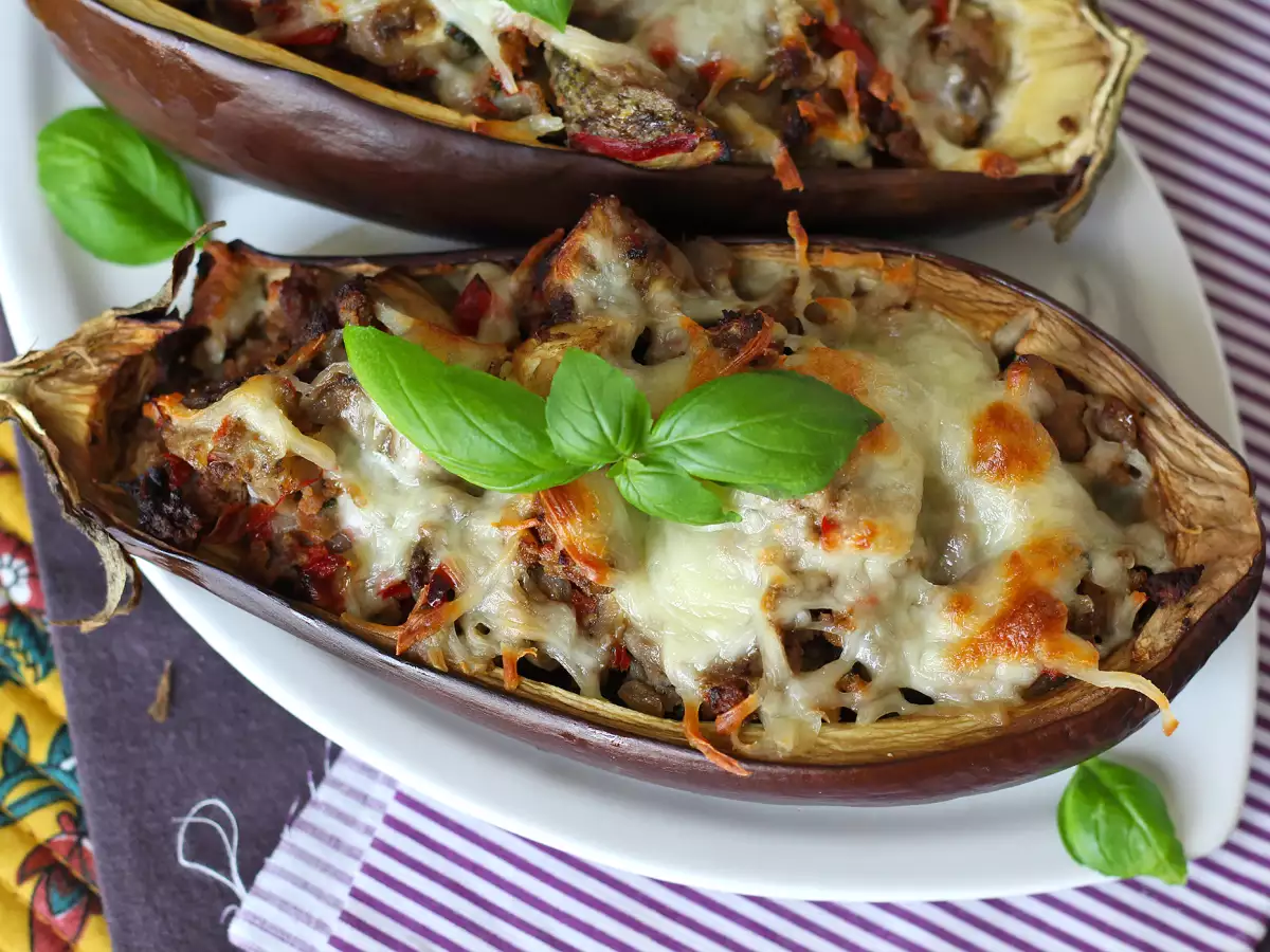 Gratinerede fyldte auberginer med mozzarella