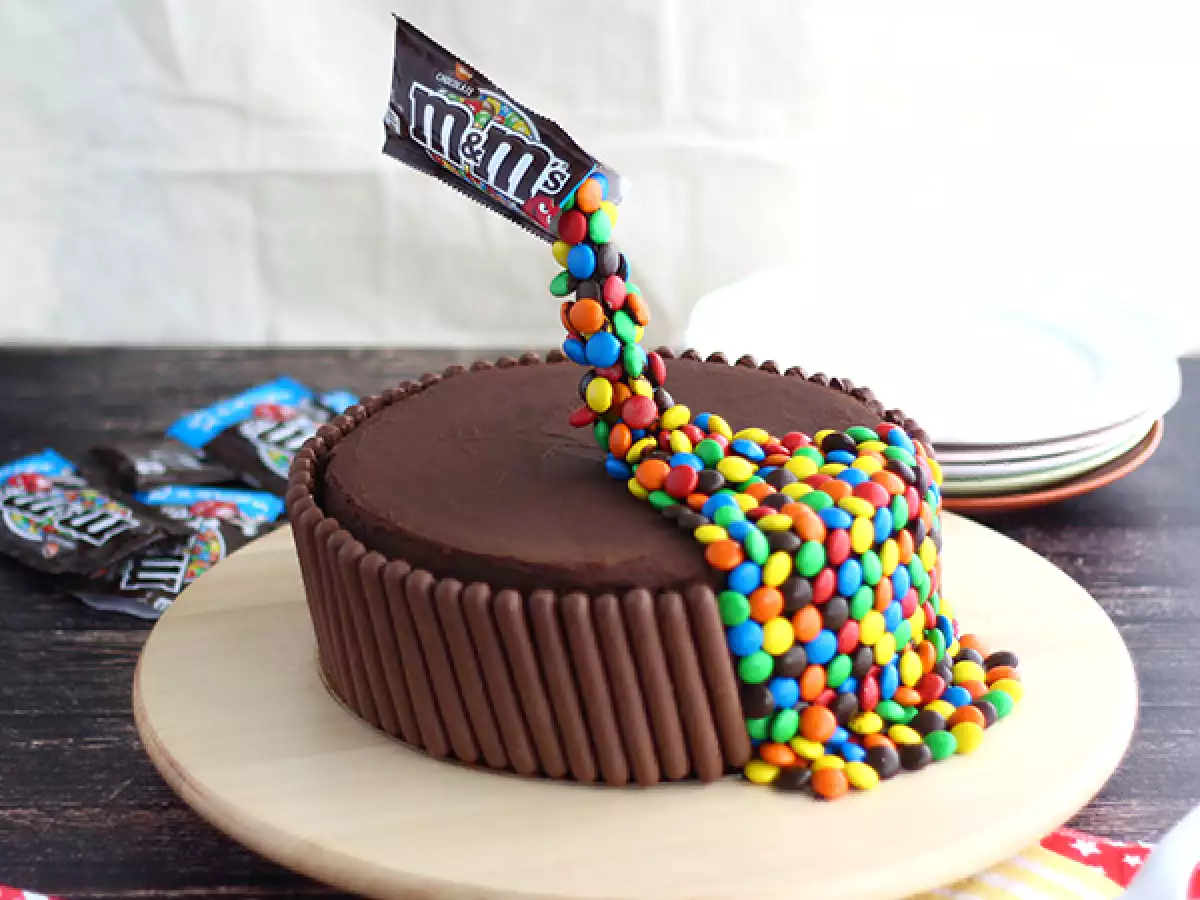 Gravity cake – kage med svævende M&M's