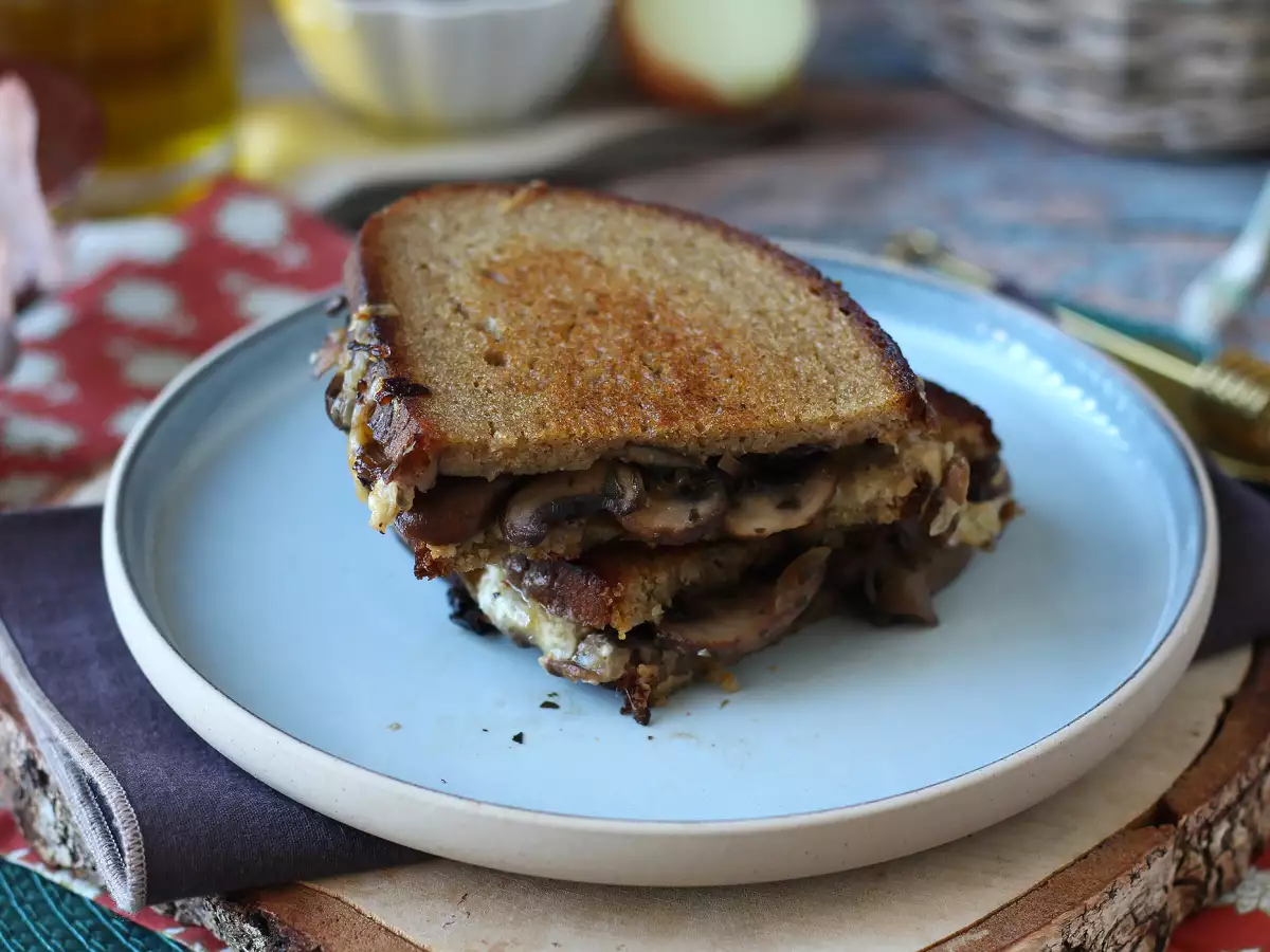 Grillet ostesandwich med champignon og revet ost - foto 6