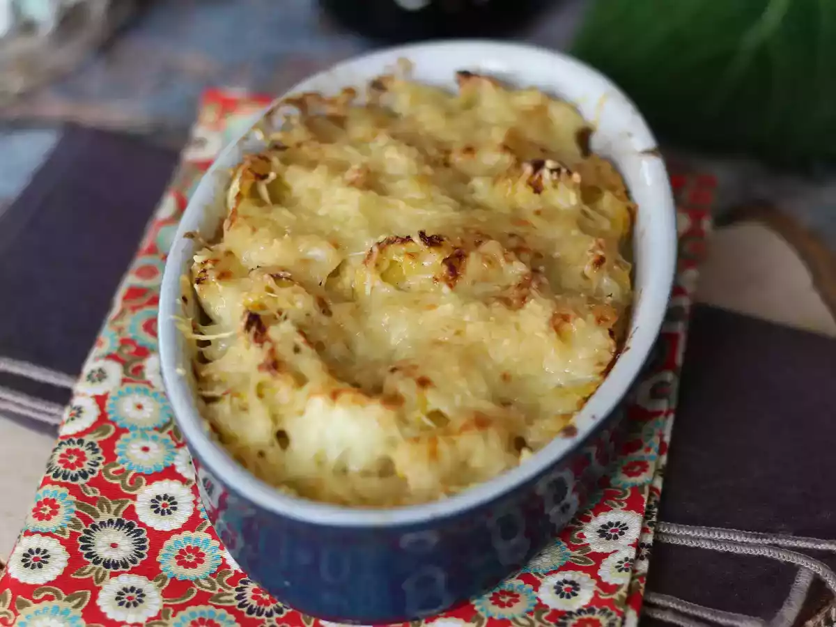 Grønkålsgratin med bechamelsauce og ost