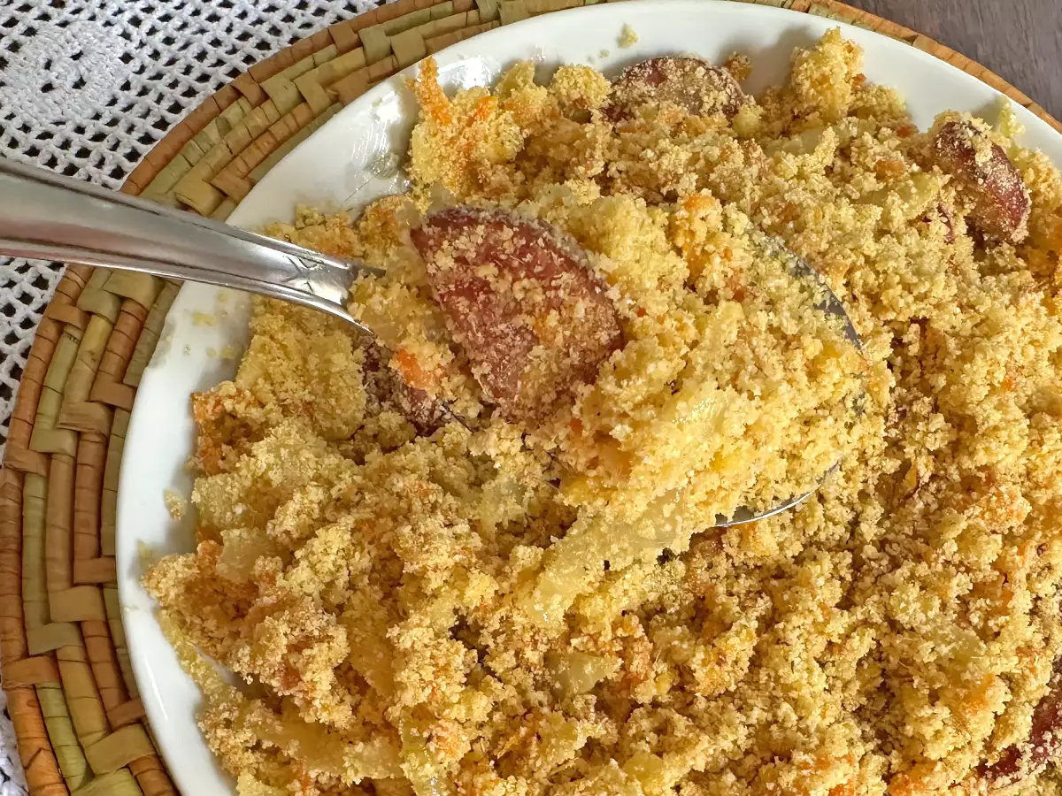 Gylden farofa med calabresisk pølse, æg og gulerod