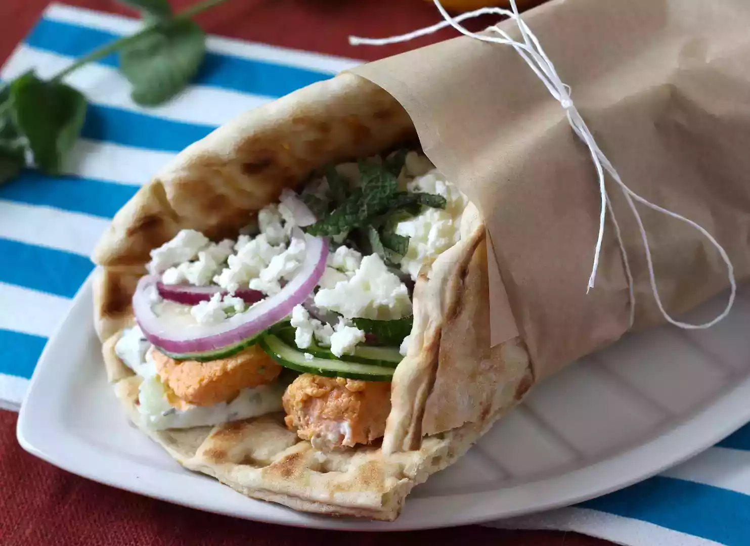 Gyros med laks, den perfekte græske fiskesandwich til sommeren!