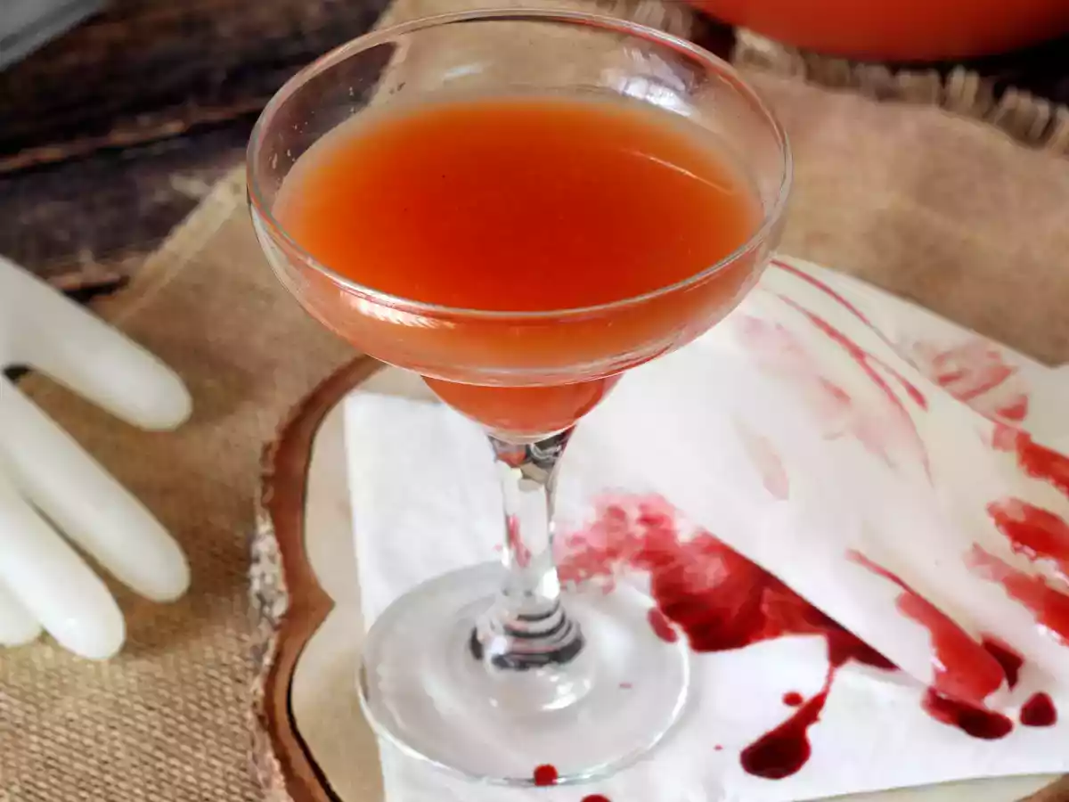 Halloween-cocktail med håndformede isterninger - nem vejledning! - foto 2