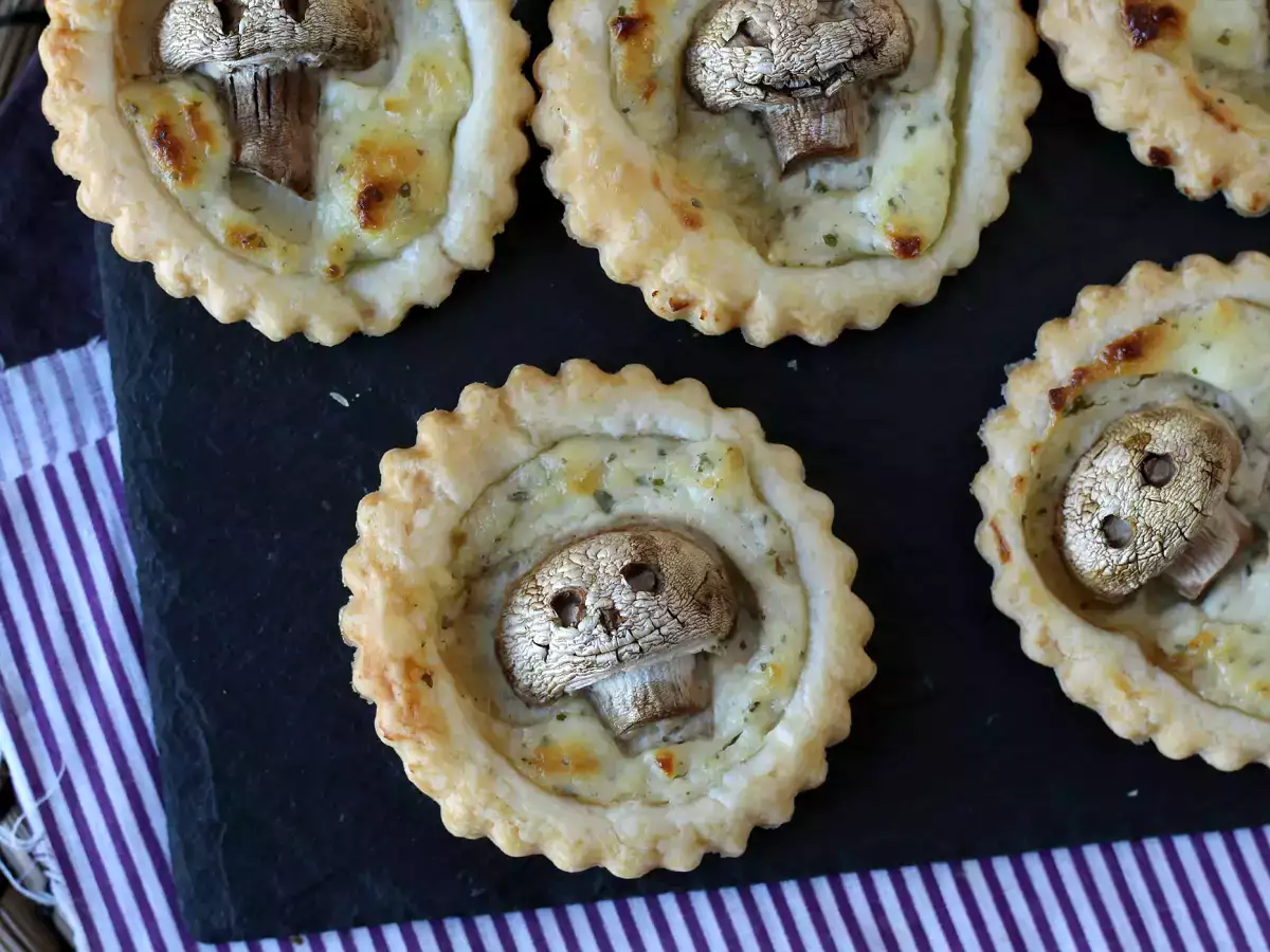 Halloween-tarteletter med champignon og hvidløgs- og krydderurteost - foto 3