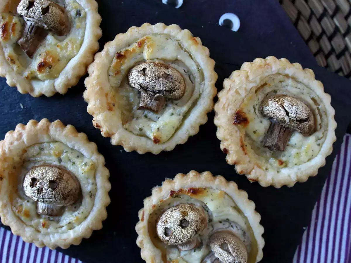Halloween-tarteletter med champignon og hvidløgs- og krydderurteost - foto 6