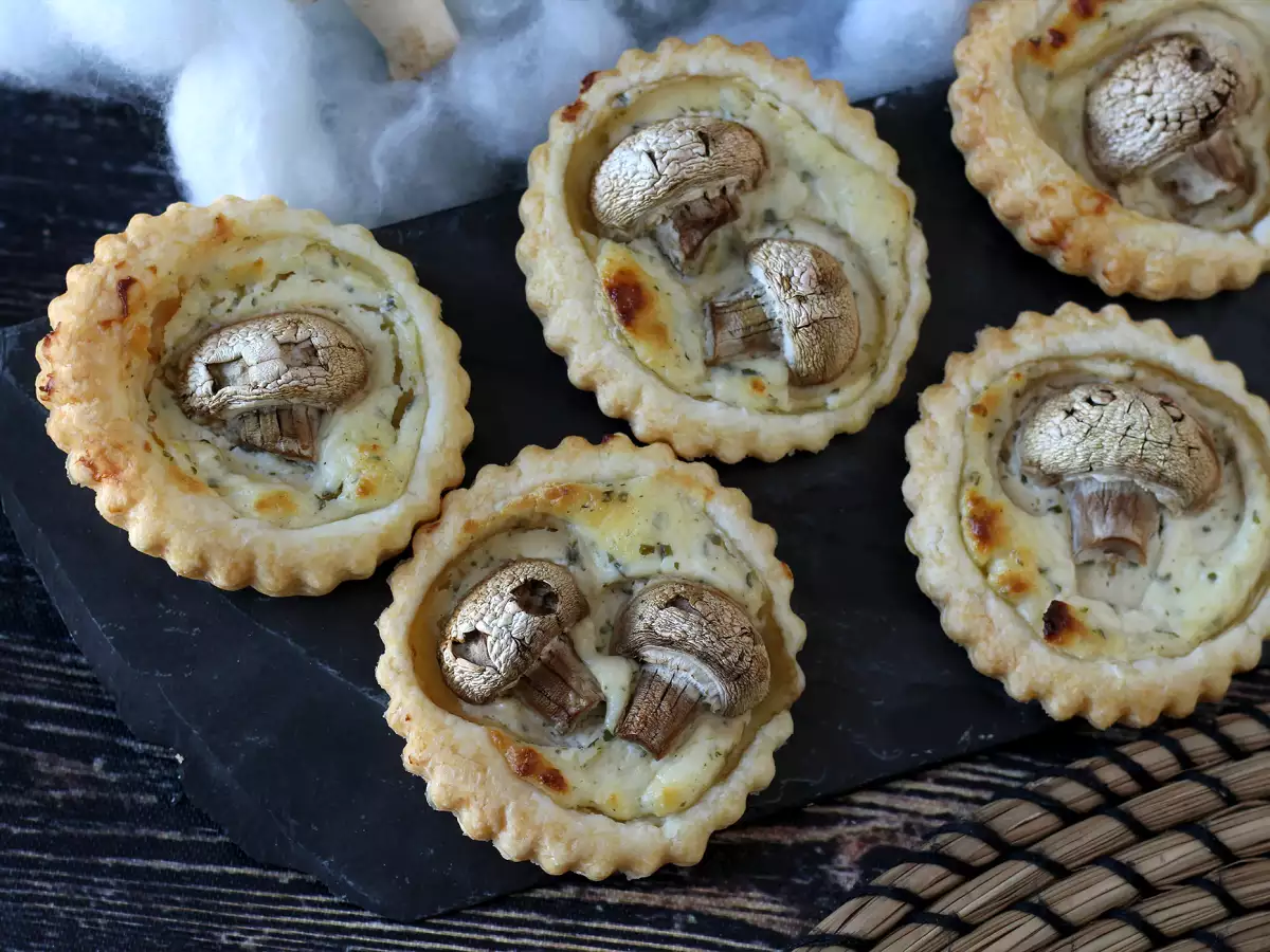 Halloween-tarteletter med champignon og hvidløgs- og krydderurteost - foto 7