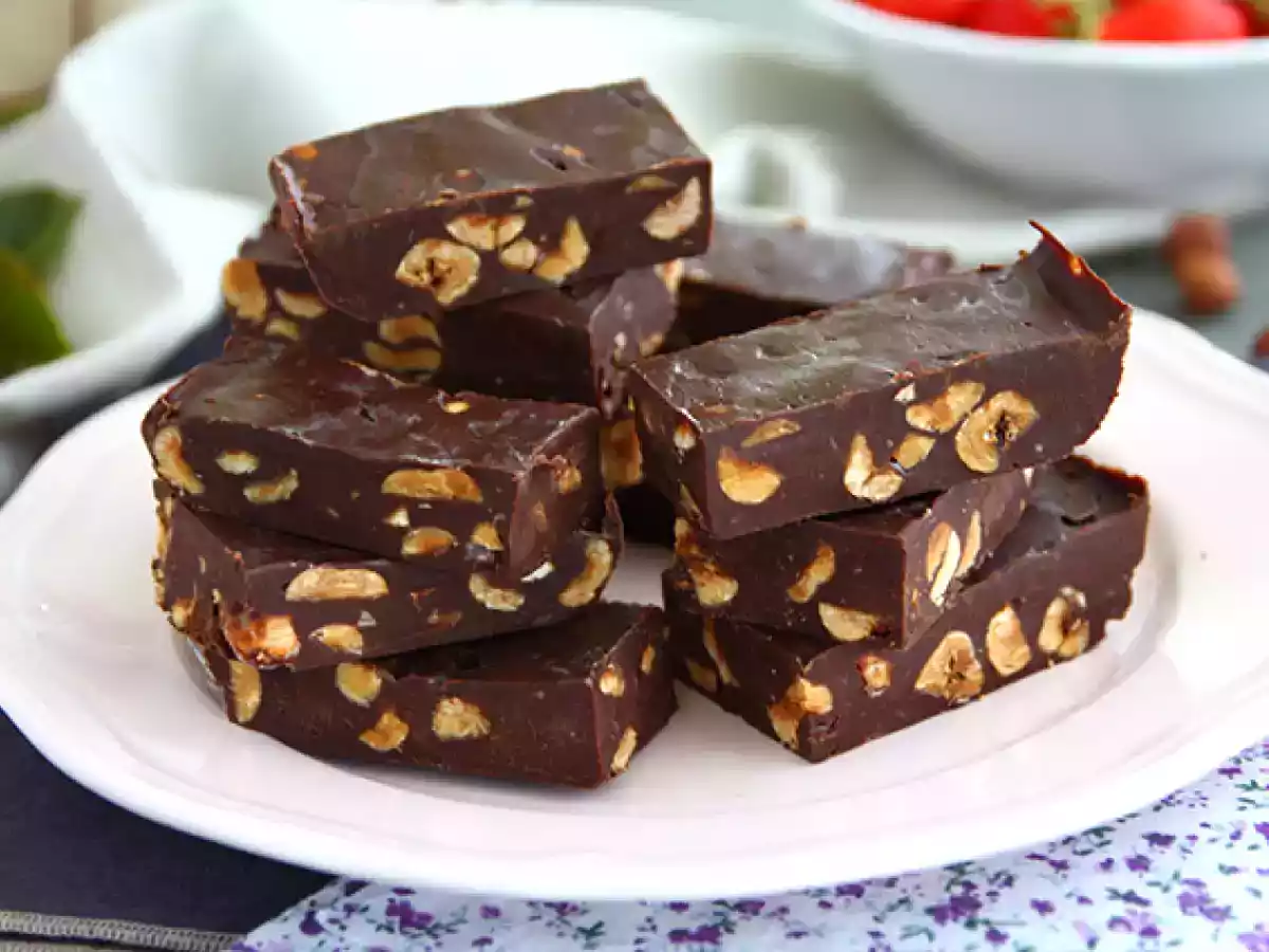 Hasselnøddefudge - Firkanter med chokolade og hasselnødder - foto 3