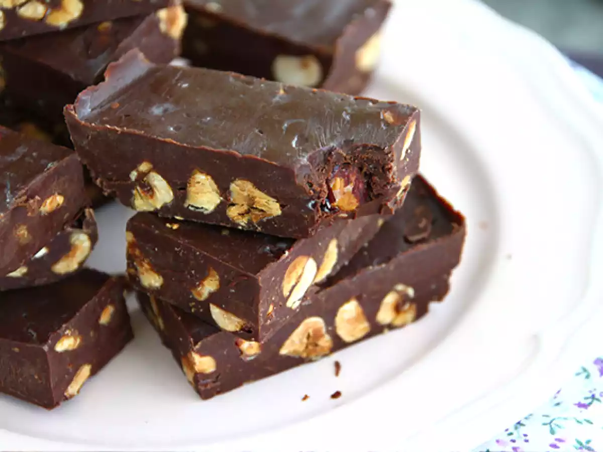 Hasselnøddefudge - Firkanter med chokolade og hasselnødder - foto 4