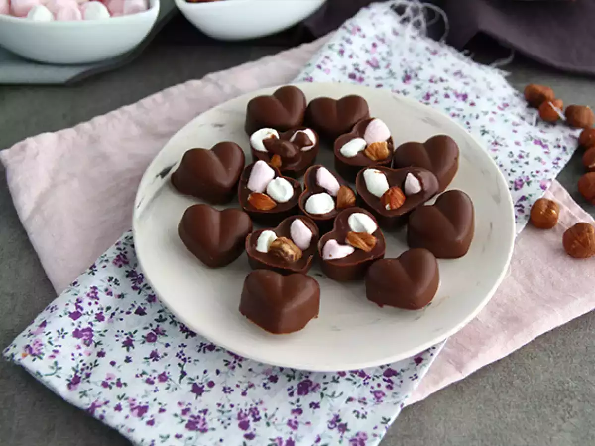 Hjemmelavede chokolader med skumfiduser og hasselnødder