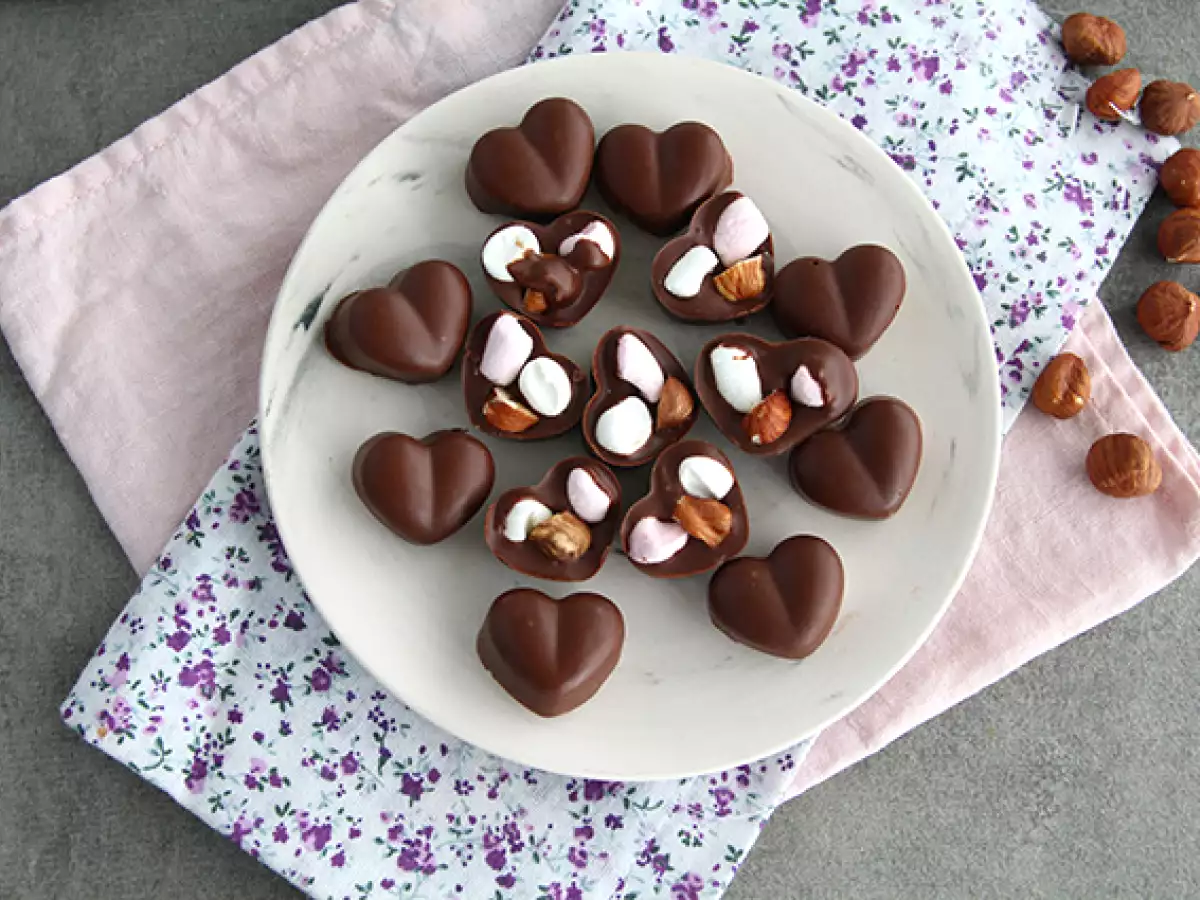 Hjemmelavede chokolader med skumfiduser og hasselnødder - foto 3