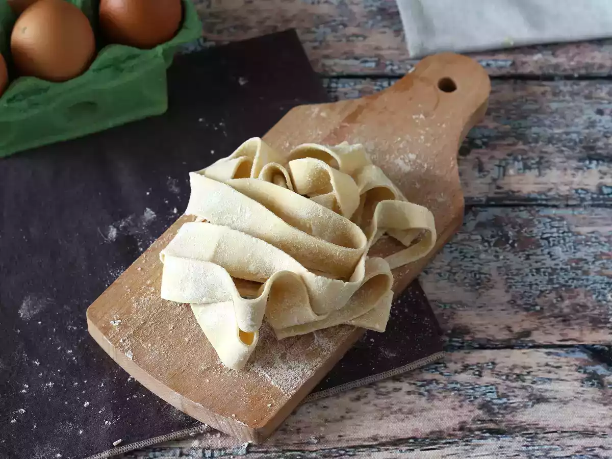 Hjemmelavet æggepappardelle: opskriften forklaret trin for trin
