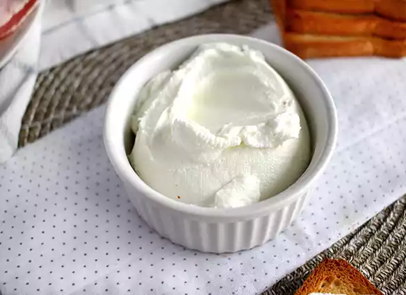 Hjemmelavet flødeost (philadelphia-type) med 2 ingredienser