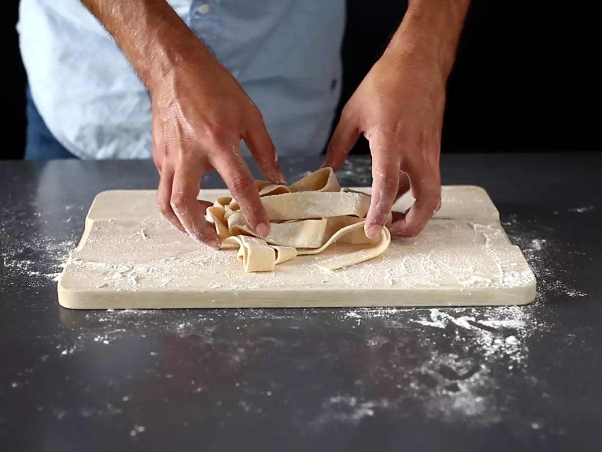 Hjemmelavet pappardelle med æg: opskrift trin for trin - foto 3