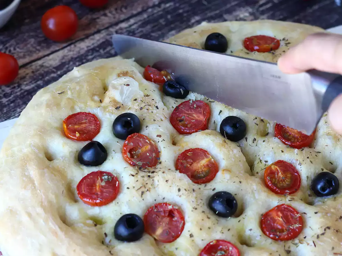 Høj og luftig focaccia med cherrytomater, oliven og oregano - foto 2