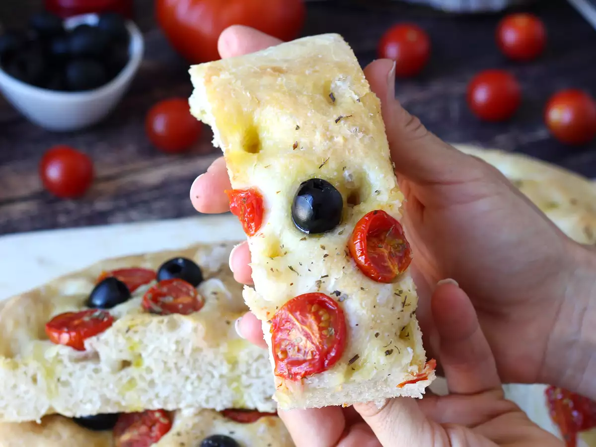 Høj og luftig focaccia med cherrytomater, oliven og oregano - foto 4