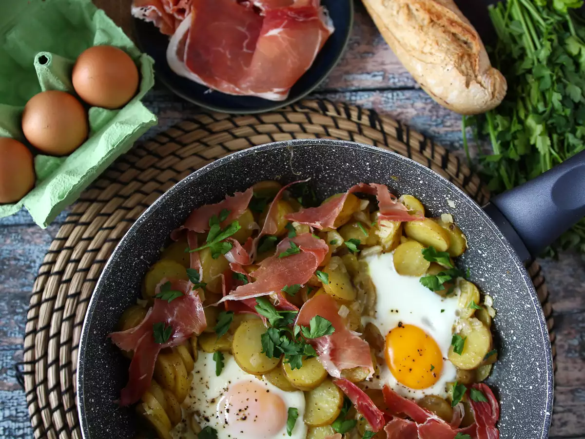 Huevos rotos – den nemme spanske opskrift med kartofler og æg - foto 4