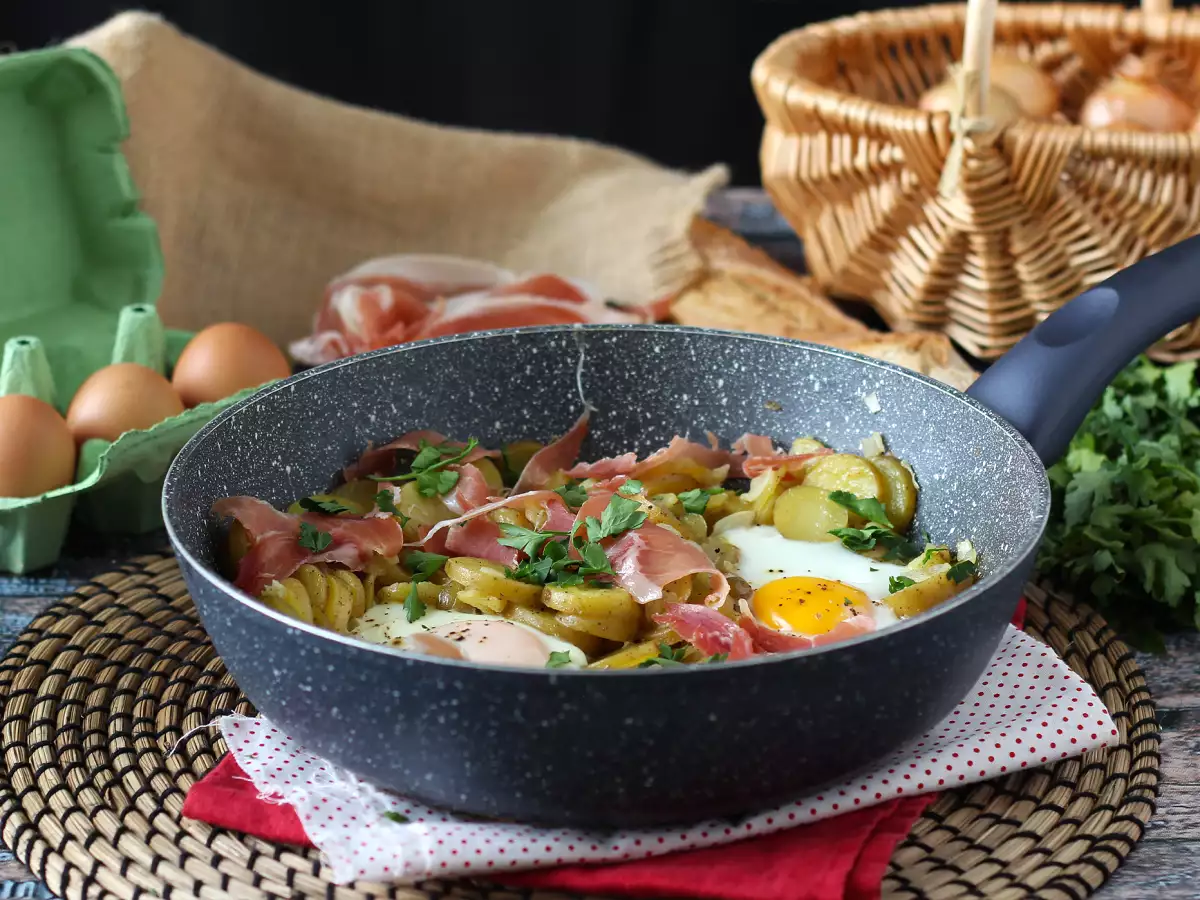 Huevos rotos – den nemme spanske opskrift med kartofler og æg - foto 5
