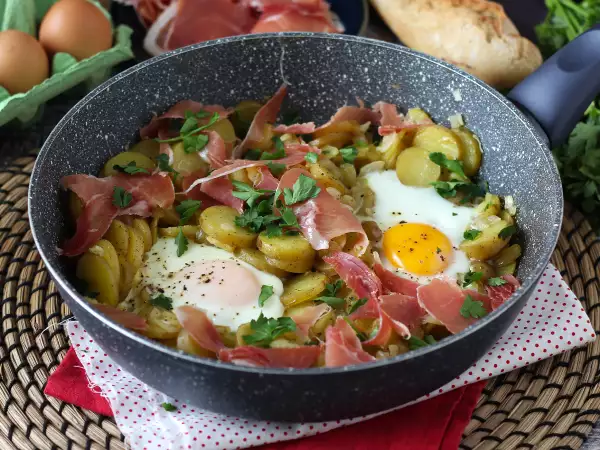 Opskrift Huevos rotos – den nemme spanske opskrift med kartofler og æg