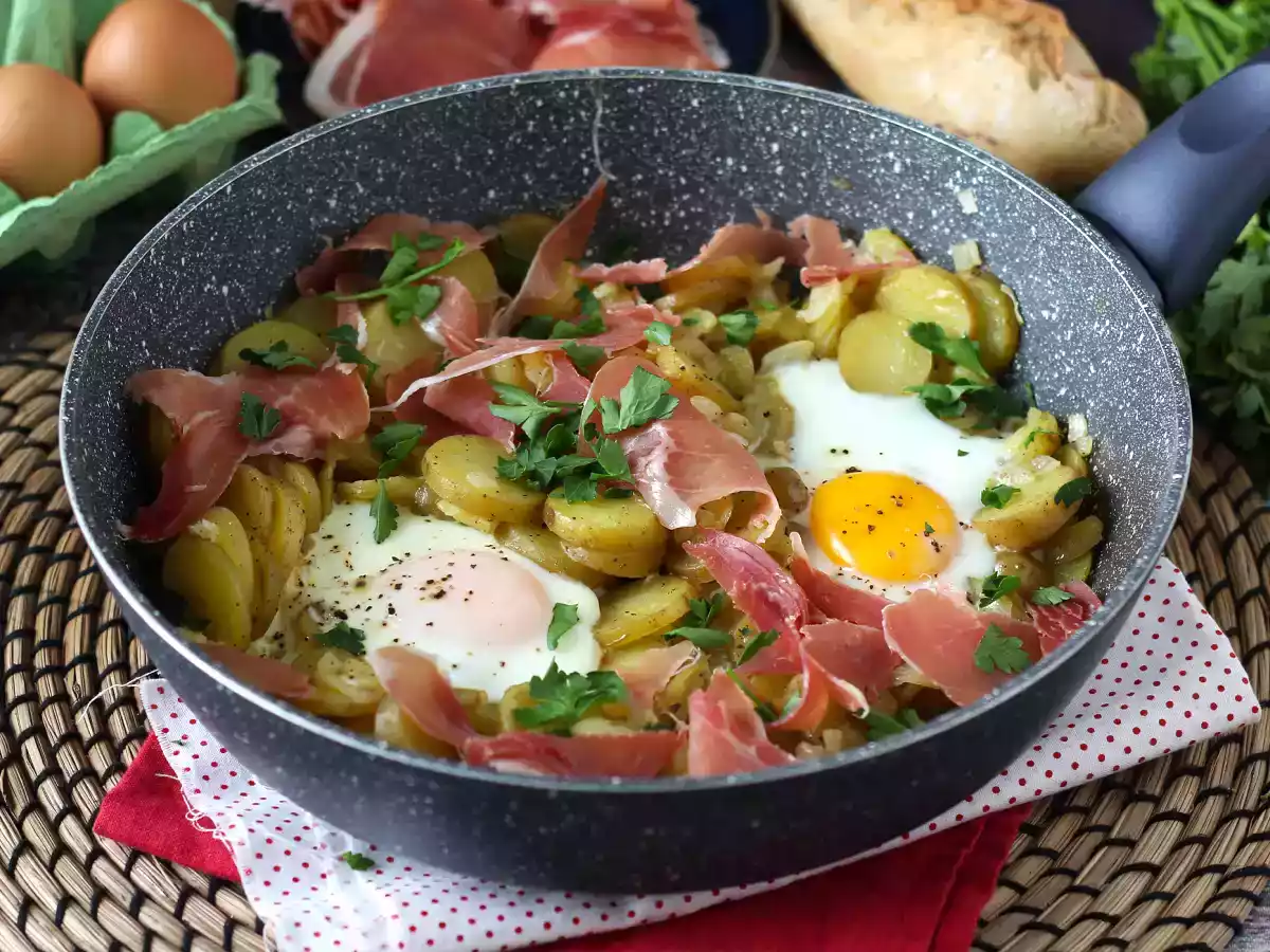 Huevos rotos, den supernemme spanske opskrift baseret på kartofler og æg